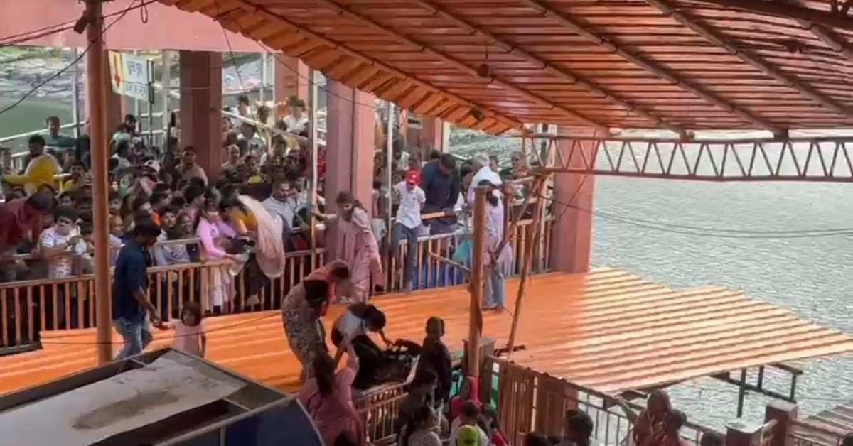 ओंकारेश्वर मंदिर में बड़ा हादसा टला: राज्यपाल के दौरे के चलते बदली व्यवस्था, रैंप पर फंसे श्रद्धालु टीन शेड पर कूदे, सुरक्षा व्यवस्था पर उठे सवाल