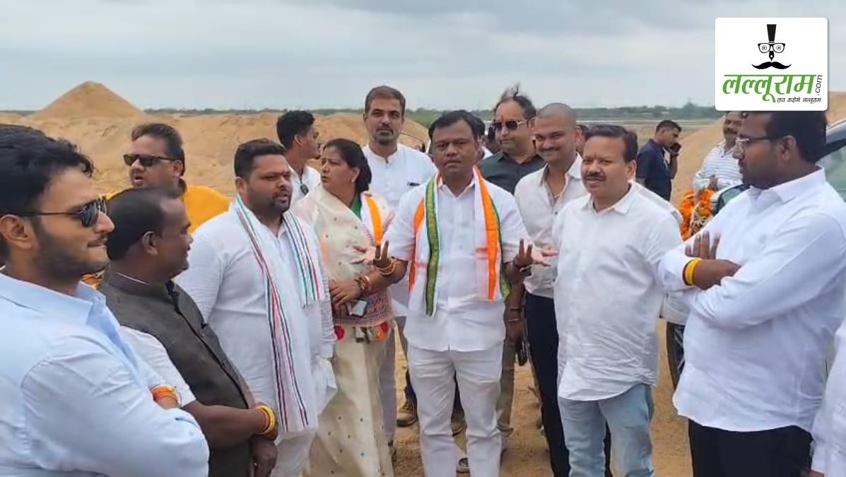 अवैध रेत भंडारण पर भड़के PCC चीफ दीपक बैज, कहा- “प्रशासन की मिलीभगत से चल रहा रेत माफियाओं का जंगलराज”