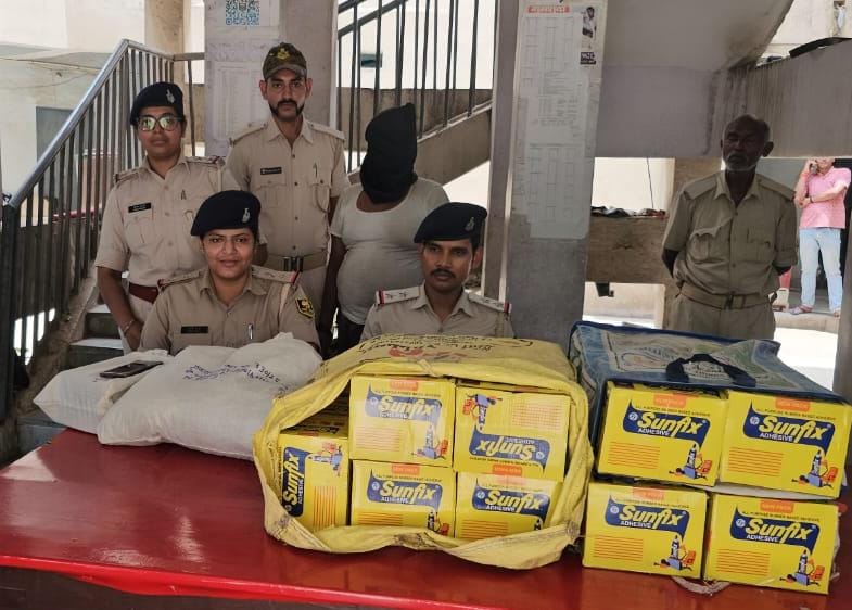 Bihar News: चाय की दुकान के आड़ में चल रहा था नशा का कारोबार, 2 किलो 446 ग्राम गांजा बरामद
