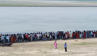 Bihar News: नहाने के दौरान गंगा घाट पर डूबे 2 किशोर, तलाश में जुटी एसडीआरएफ की टीम