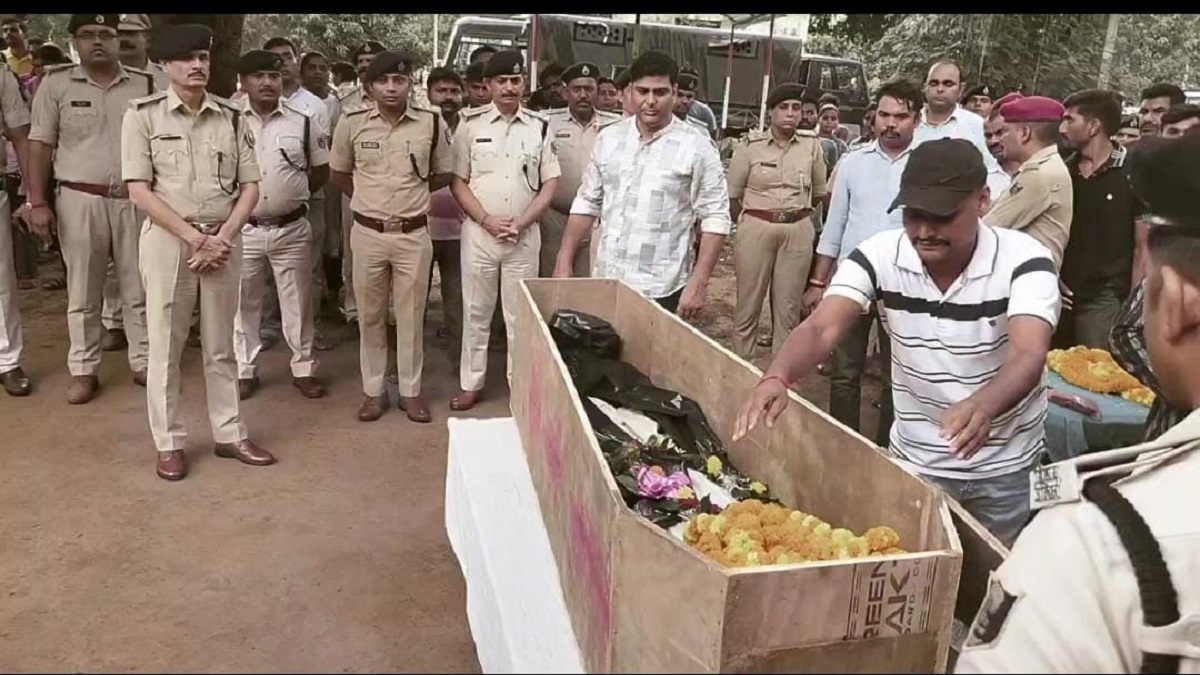 Policeman Suicide Causes : पुलिस जवान की आत्महत्या से मचा हड़कंप, गार्ड ऑफ ऑनर के साथ दी गई अंतिम विदाई