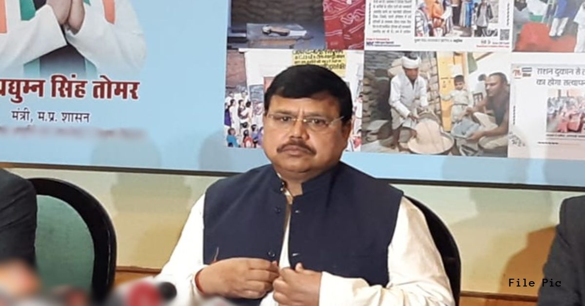 ‘कभी नाले की सफाई कभी खंबे पर चढ़ाई तो कभी चप्पलों का त्याग’, कांग्रेस ने प्रद्युम्न तोमर को बताया इवेंट मंत्री, BJP ने कही ये बात