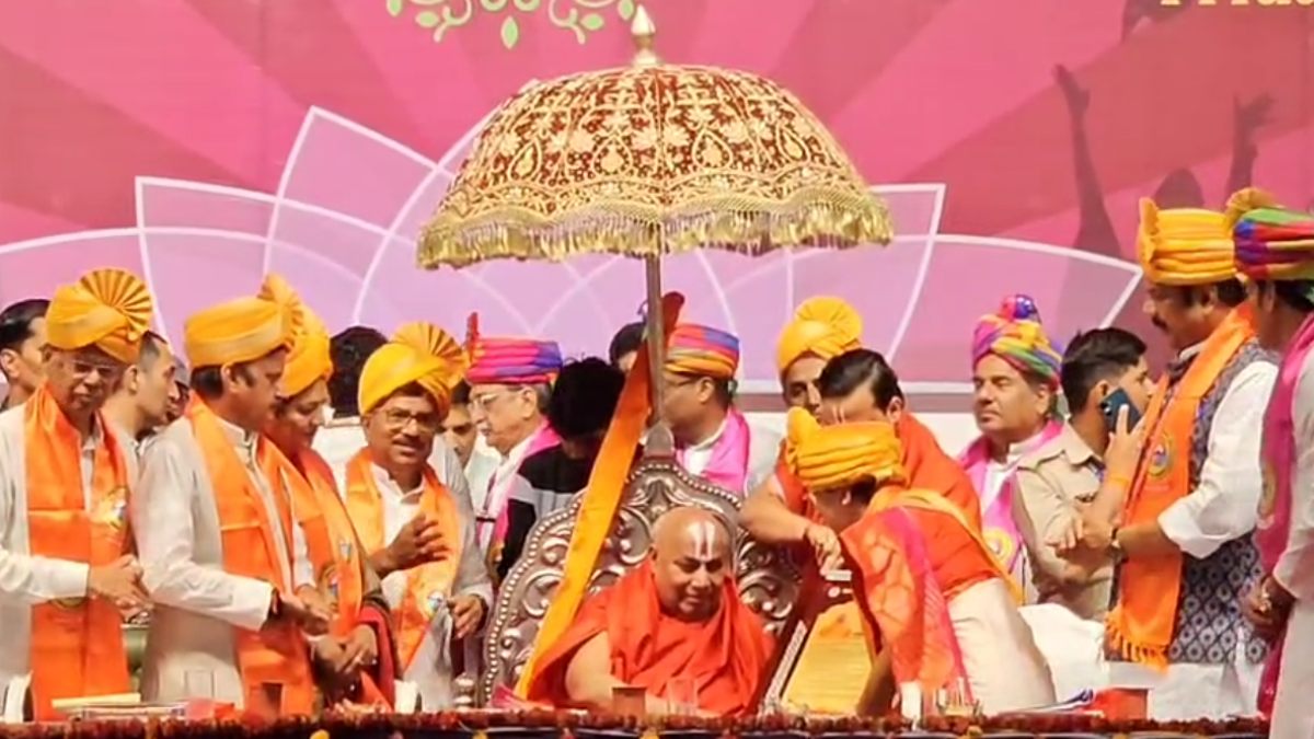 डॉ. गौर यूनिवर्सिटी का 33वां दीक्षांत समारोह: स्वामी रामभद्राचार्य मानद डी लिट् की उपाधि से सम्मानित, केंद्रीय मंत्री नितिन गडकरी कार्यक्रम में वर्चुअल हुए शामिल   