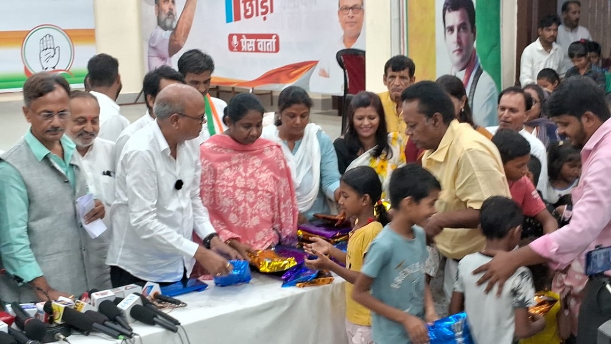 Bihar News : राहुल गांधी के जन्मदिन पर बच्चों को बांटी पढ़ाई की सामग्री, राजेश राम ने पीएम मोदी पर बोला हमला