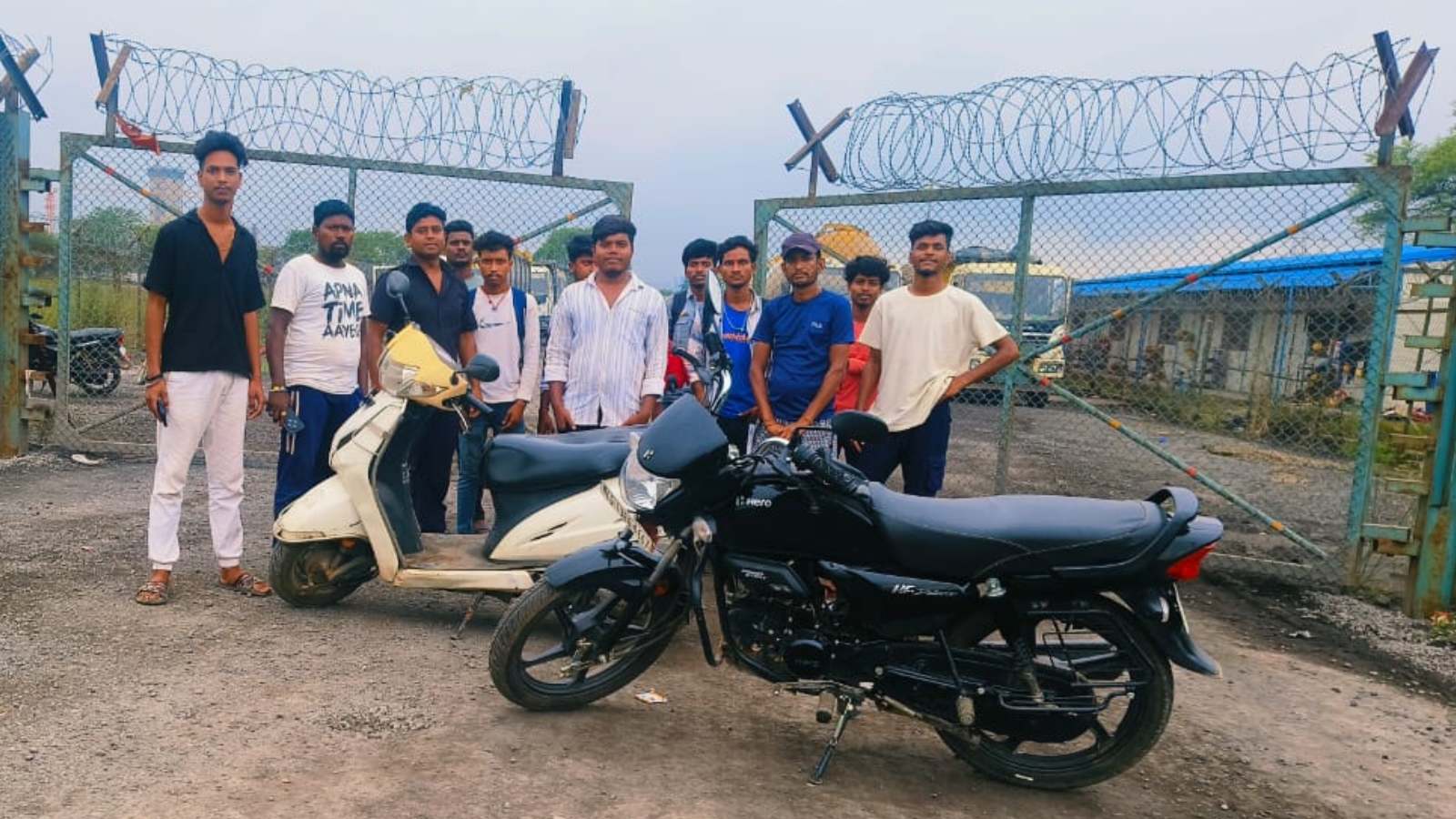 Jindal Plant की वादाखिलाफी को लेकर गांव के युवाओं का फूटा आक्रोश, गेट के सामने किया धरना प्रदर्शन