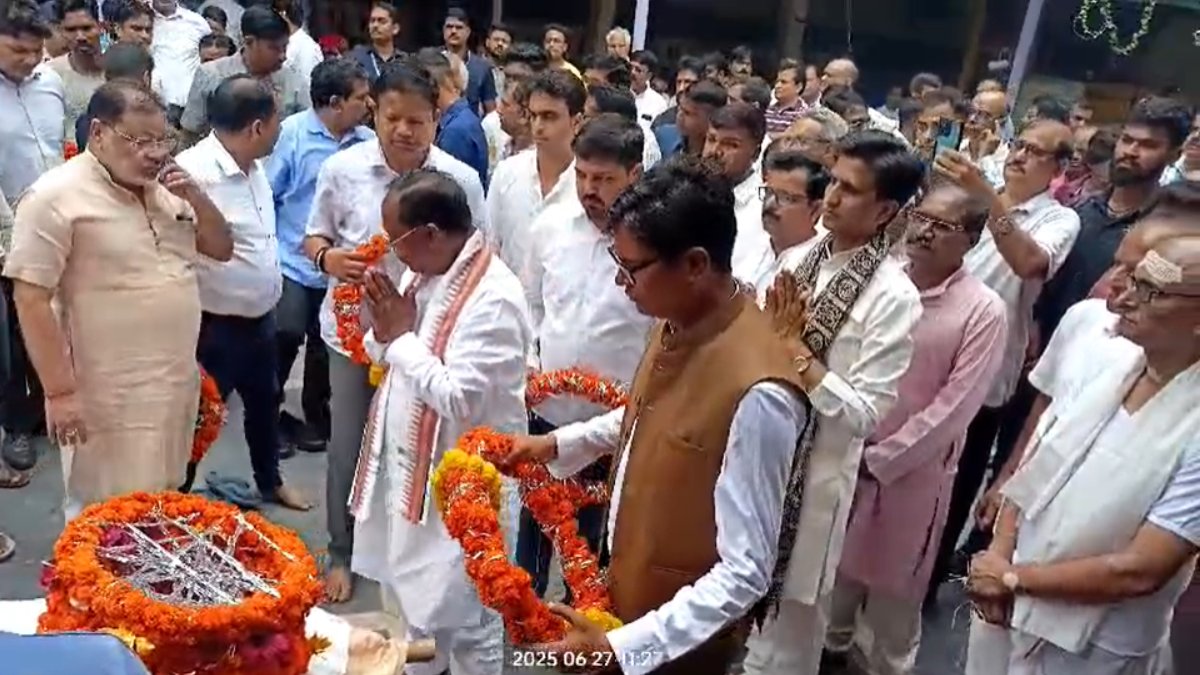 कवि डॉ. सुरेंद्र दुबे का अंतिम संस्कार : मारवाड़ी शमशान घाट पहुंचे भाजपा महामंत्री पवन साय और मंत्रिमंडल के सदस्य