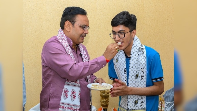 Rajasthan News: NEET 2025 के टॉपर से मिले सीएम भजनलाल शर्मा, खिलाई मिठाई