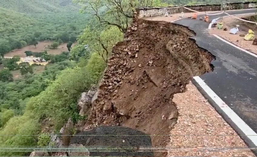 Rajasthan News: राजस्थान में बारिश से राहत के साथ आफत: अलवर में सड़क धंसी, तीन की मौत, कई घायल