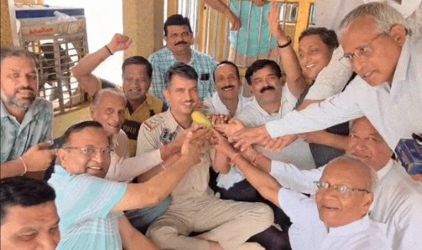 Rajasthan News: इंस्पेक्टर ने रखा थी आम न खाने का प्रण, अब खिलाने जुटा पूरा गांव- Video Viral