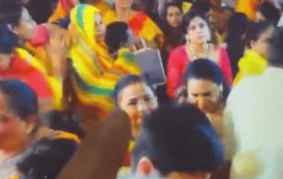 Rajasthan News: भागवत कथा में नाचते-गाते लुटेरी गैंग ने उड़ाए लाखों के गहने, CCTV में कैद हुई वारदात
