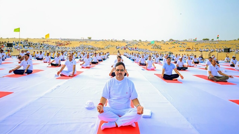Rajasthan News: International Yoga Day पर जैसलमेर के रेतीले धोरों पर सीएम भजनलाल ने किया योग, दिया ‘स्वस्थ राजस्थान’ का संदेश