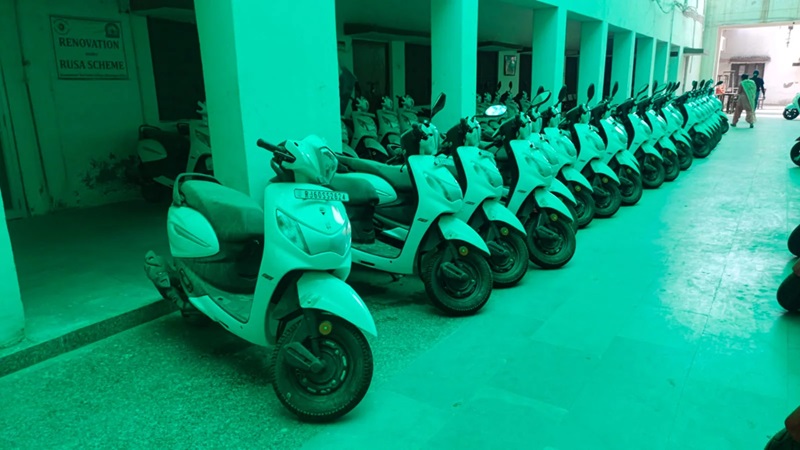 Rajasthan News: भरतपुर की मेधावी छात्राएं सिस्टम से त्रस्त; स्कूटी मिलने की बजाय इंतजार और धूल खा रही उम्मीदें