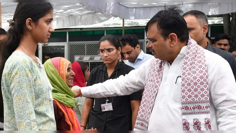 Rajasthan News: जनसुनवाई में पहुंची कैंसर पीड़िता, मुख्यमंत्री भजनलाल शर्मा ने दिए नि:शुल्क इलाज के निर्देश