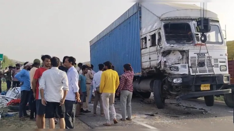 Rajasthan News: दौसा-मनोहरपुर नेशनल हाईवे पर भीषण सड़क हादसा, 4 की मौत, कई घायल