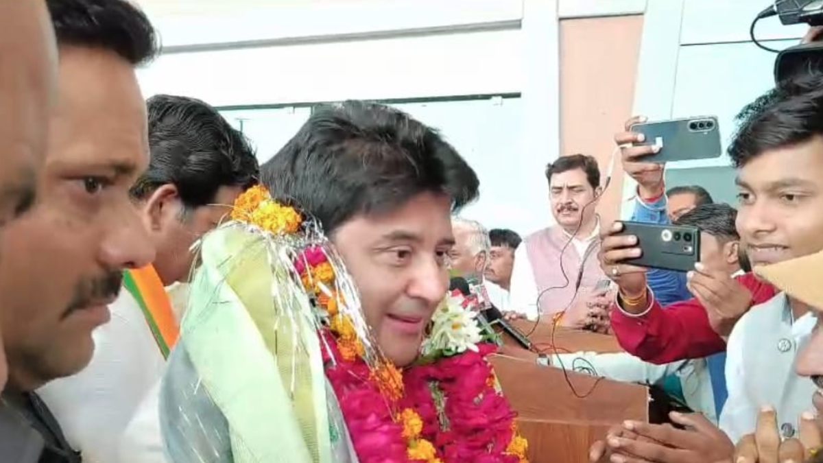 ‘संविधान को हाथ में लेकर घूमने से कुछ नहीं होता…’, सिंधिया ने अंबेडकर प्रतिमा विवाद मामले में कांग्रेस पर साधा निशाना, MPL के फाइनल मुकाबले में होंगे शामिल 