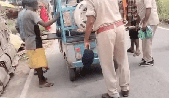 Bihar News: कोपरिया स्टेशन पर एक युवक ने हाइटेंशन तार को पकड़ा, हालत गंभीर