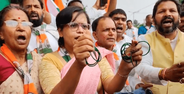 Bihar News: पीएमसीएच में रेप पीड़ित बच्ची की मौत को लेकर कांग्रेस ने इनकम टैक्स चौराहे पर किया प्रदर्शन