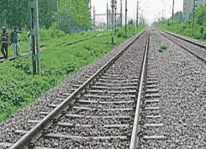 Bihar News: रेलवे ट्रैक के पास युवक की लाश मिलने से मचा हड़कंप, 7 घंटे तक सड़क किनारे पड़ा रहा शव