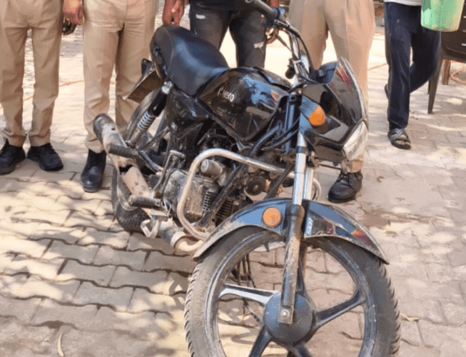 Bihar News: बक्सर पुलिस को मिली बड़ी सफलता, चोरी की बाइक के साथ युवक हुआ गिरफ्तार