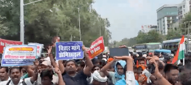 Bihar News: बिहार में सरकारी नौकरियों में डोमिसाइल नीति लागू करने की उठी मांग, सड़कों पर उतरे हजारों छात्र