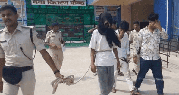 Bihar News: बार बालाओं संग ठुमका लगाते 7 नशेड़ी गिरफ्तार, करोड़ों का मकान सील