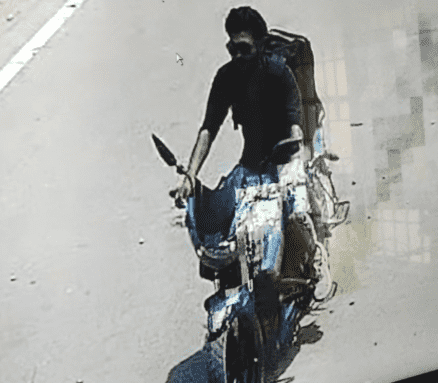 Bihar News: फौजी की बाइक दिनदहाड़े चोरी, सीसीटीवी में कैद हुआ चोर का चेहरा