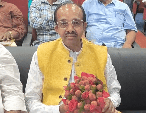 Bihar News: पर्यावरणविद सुरेश गुप्ता पर्यावरण की रक्षा के लिए लीची का गुलदस्ता देने की परंपरा को दे रहे बढ़ावा