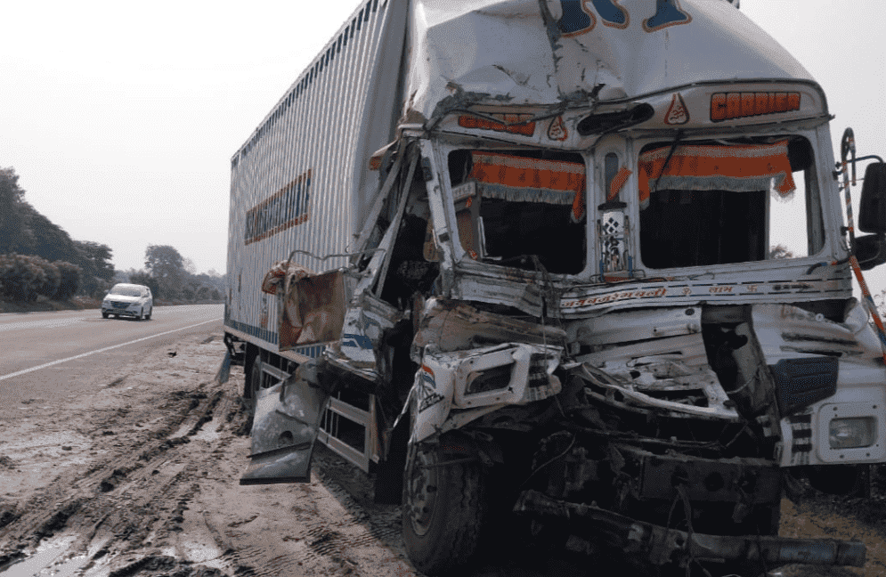 Bihar News: हाइवा में घुसी अनियंत्रित पार्सल गाड़ी, चालक की हालत गंभीर