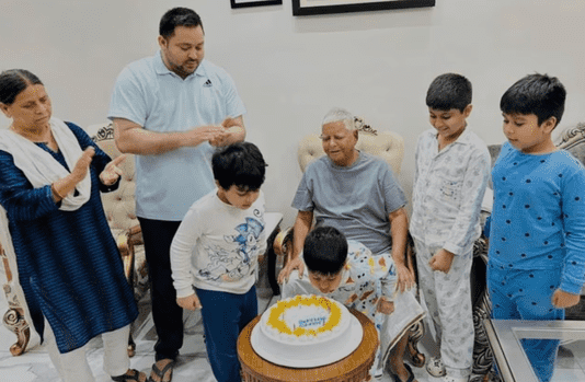 Lalu Yadav Birthday Celebration: 78 के हुए लालू प्रसाद यादव, राजद प्रमुख के जन्मदिन पर पटना में उमड़ा जनसैलाब
