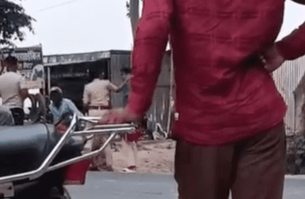 Bihar News: एसपी के निर्देश का महिला दारोगा ने उड़ाई धज्जियां, वाहन जांच के नाम पर रंगदारी का वीडियो हुआ वायरल 