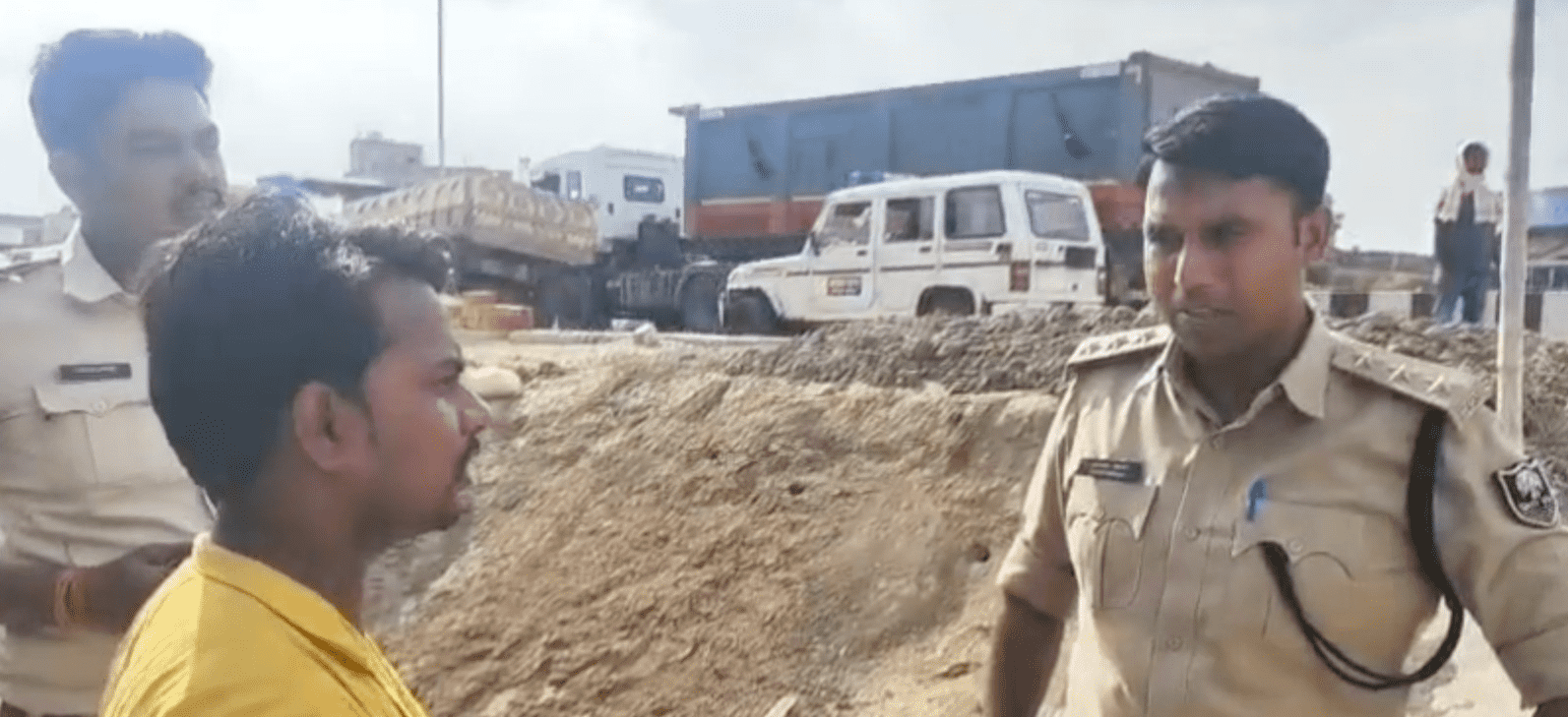 Bihar News: बाइक सवार 3 अपराधियों ने हथियार दिखाकर गल्ला दुकान में की लूटपाट, घटना सीसीटीवी में कैद
