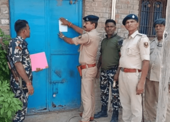 Bihar News: अहियापुर नरसंहार कांड में फरार अभियुक्तों के घर पर पुलिस ने चस्पाया इश्तेहार