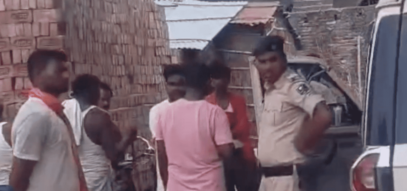 Bihar News: अतिक्रमण हटाने गई पुलिस टीम पर महिलाओं ने किया हमला, 2 पुलिसकर्मी हुए घायल 