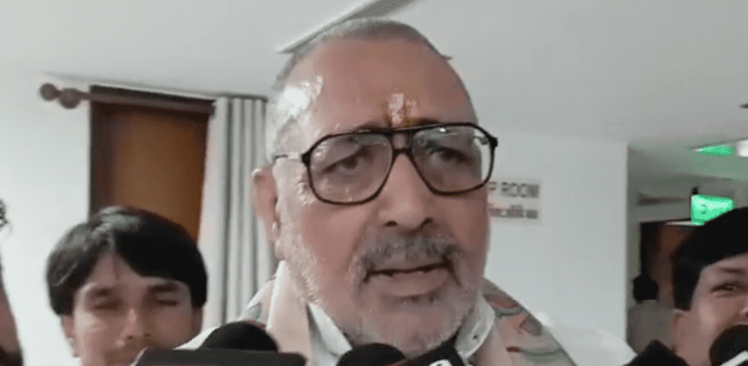 Bihar News: गिरिराज सिंह ने लालू यादव पर बोला हमला, कहा- ‘गंगा किनारे जाएं, गंगा का बालू, गोबर और गंगा जल पीकर प्रायश्चित करें’
