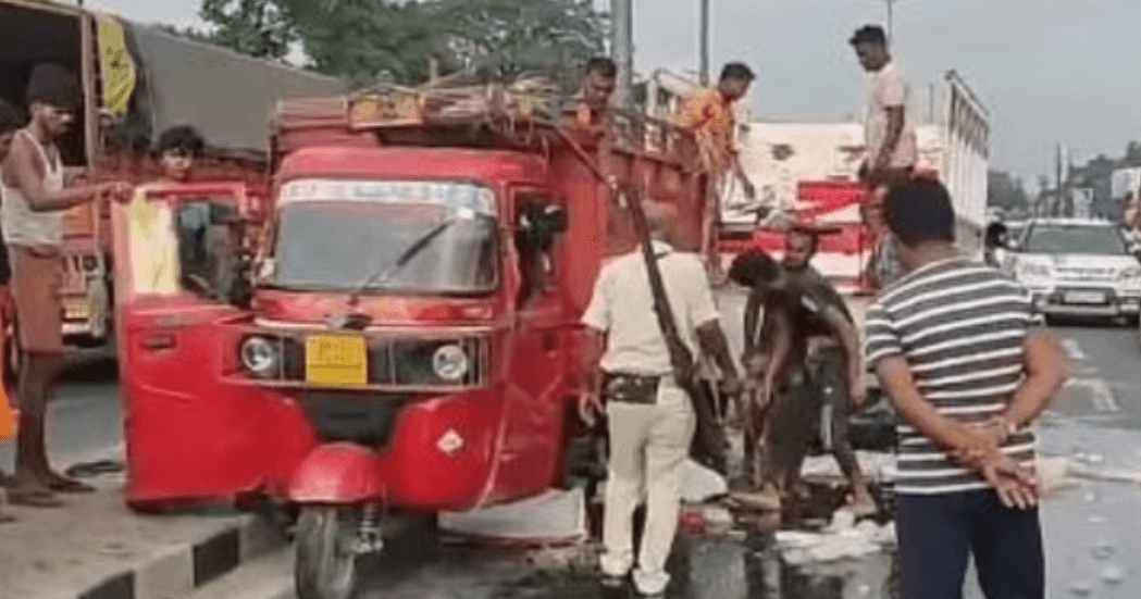 Bihar News: मछलियों से भरी वैन सड़क पर पलटी, लूटने की मची होड़