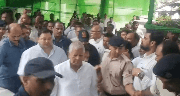 Bihar News: राबड़ी देवी के साथ राजद कार्यालय पहुंचे लालू यादव, राष्ट्रीय अध्यक्ष पद के लिए किया नामांकन, 5 जुलाई को होगा फैसला