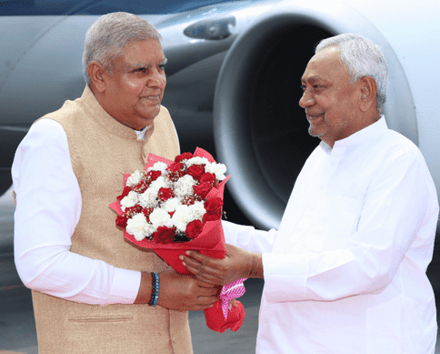 Bihar News: पटना पहुंचे उपराष्ट्रपति जगदीप धनखड़, मुख्यमंत्री नीतीश कुमार ने किया स्वागत