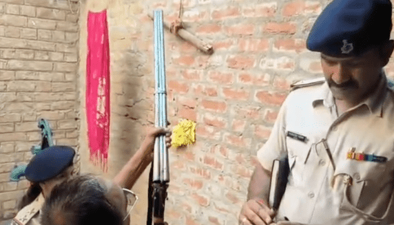 Bihar News: पारिवारिक विवाद में पति ने पत्नी को मारी गोली, फिर…