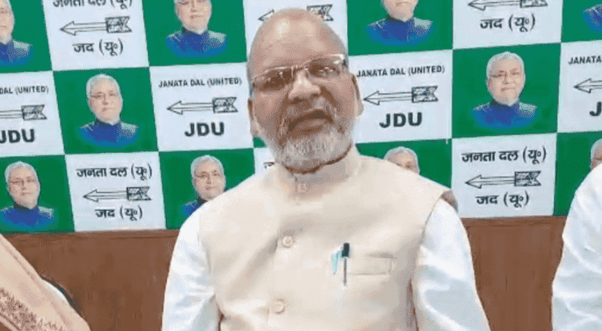 Bihar News: रत्नेश सादा ने तेजस्वी यादव पर बोला हमला, कहा- ‘कलम बांटने से अच्छा होगा, वह पहले की तरह ही लाठी बांटे’