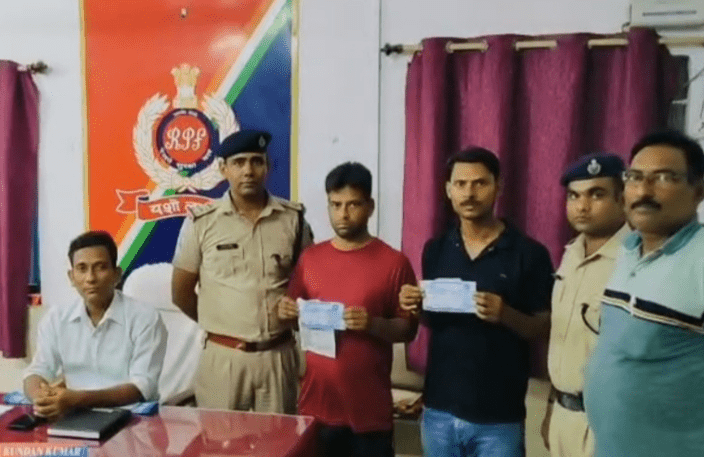 Bihar News: डुमरांव स्टेशन से टिकट दलाल गिरफ्तार, सरगना मौके से फरार