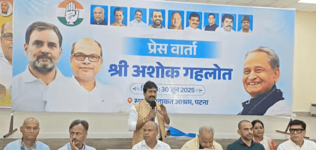 Bihar News: राजस्थान के पूर्व मुख्यमंत्री अशोक गहलोत पहुंचे पटना, कहा-बिहार में सरकार बनने पर लागू होगा राजस्थान का हेल्थ मॉडल 