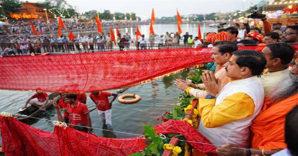 CM डॉ मोहन शिप्रा तीर्थ परिक्रमा में हुए शामिल: उज्जैन के रामघाट पर की मां शिप्रा की पूजा, 351 फीट लंबी चुनरी की अर्पित