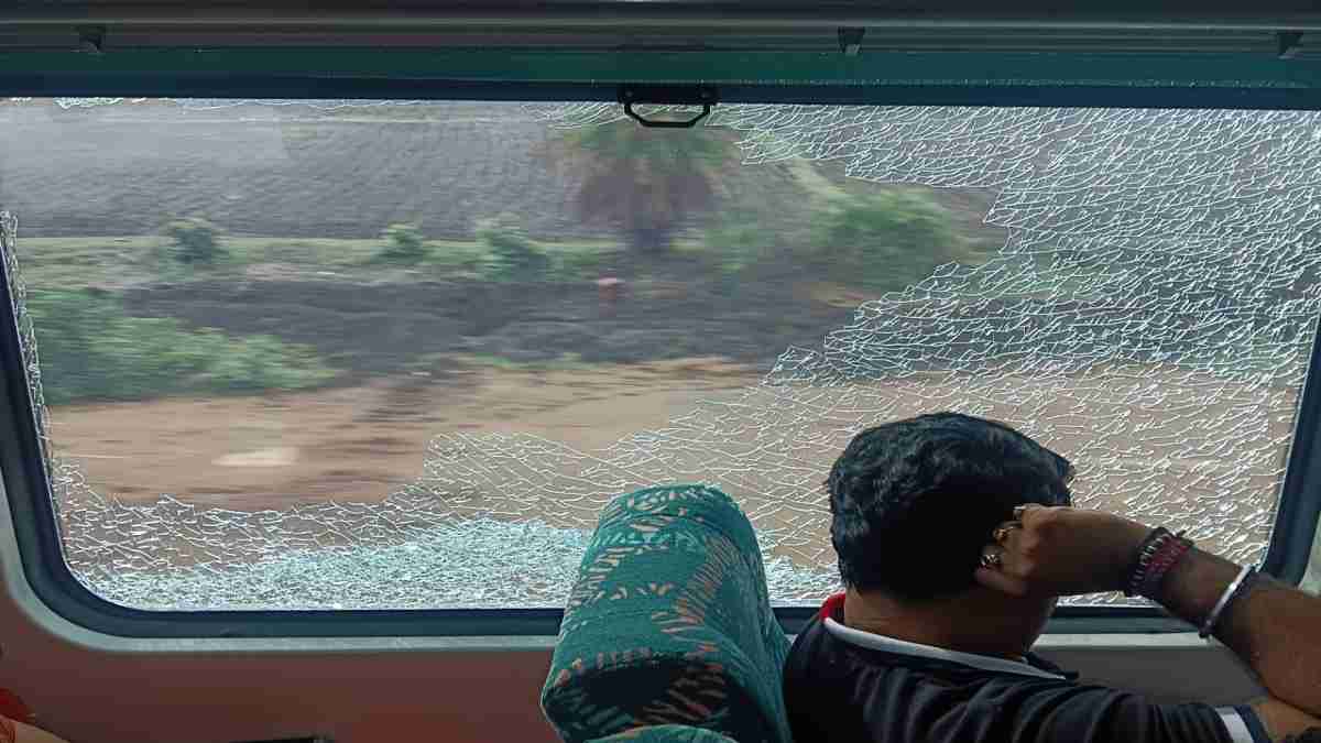 शताब्दी एक्सप्रेस पर फिर पथराव: विदिशा पहुंचते ही बदमाशों ने बरसाए पत्थर, कई खिड़कियों के कांच टूटे, यात्रियों में मची चीख-पुकार