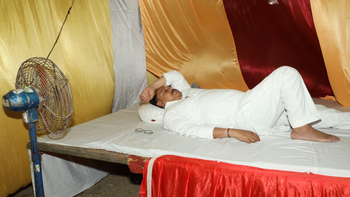 बंगला छोड़ पार्क में टेंट लगाकर सोए ऊर्जा मंत्री, AC के बजाए ली पंखा की हवा, जानिए क्या है वजह  