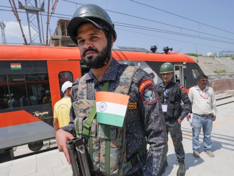 J&K में वंदे भारत ट्रेन में होगा सुरक्षा का पुख्ता इंतजाम : ट्रेन के अंदर तैनात रहेंगे AK-47 से लैस कमांडो, स्कैनिंग के बाद ही मिलेगी एंट्री
