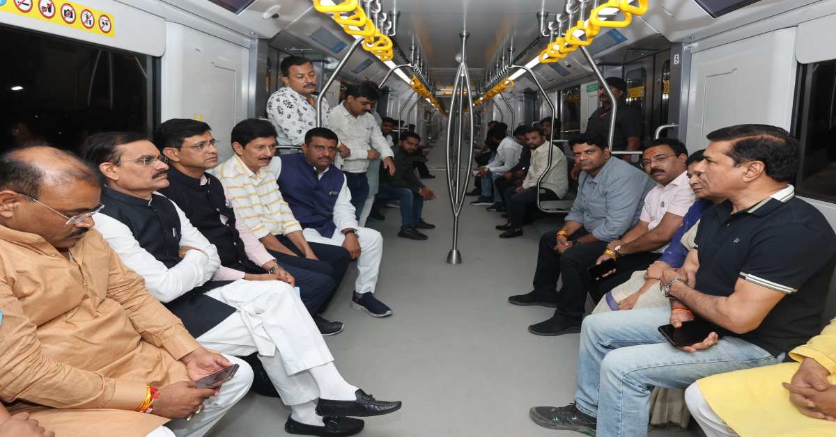 बीजेपी प्रदेश अध्यक्ष ने मेट्रो ट्रेन में किया सफर: सांसद-विधायक, महापौर समेत कई नेता रहे मौजूद, VD शर्मा ने बताया ‘विकसित भारत का प्रतीक’