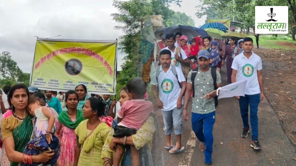 गोद में बच्चे, कंधे पर थैला, पैरों में छाले… नियमितीकरण की मांग को लेकर फिर सड़क पर उतरे चतुर्थ वर्ग कर्मचारी, कोंडागांव से 300 किमी की पदयात्रा कर पहुंचेंगे राजधानी