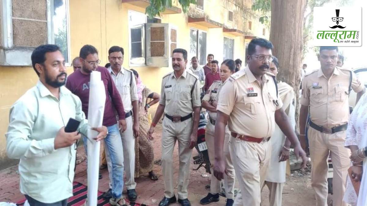 गोधन न्याय योजना और मनरेगा में भ्रष्टाचार का आरोप: आरोपियों के खिलाफ कार्रवाई की मांग को लेकर भूख हड़ताल पर बैठे ग्रामीण, पुलिस ने हिरासत में लिया