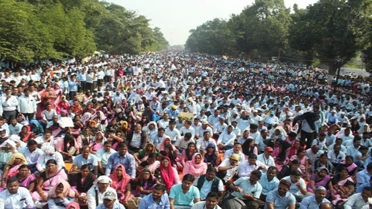 जूनियर शिक्षकों ने 2 सूत्री मांगों को लेकर किया प्रदर्शन, नियमितीकरण की कर रहे मांग…