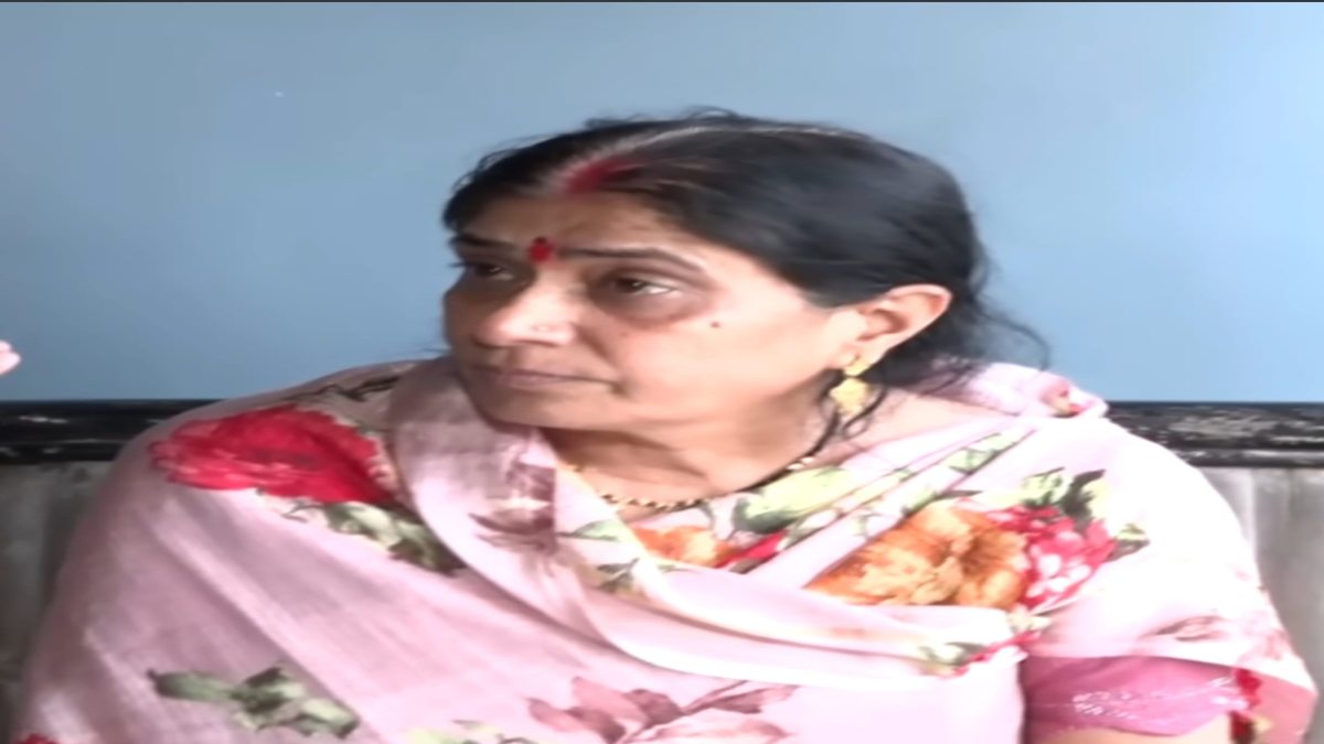 राजा रघुवंशी हत्याकांड: बेटे की मौत पर छलका मां का दर्द, कहा- ‘हथियार मिल जाएं तो टुकड़े-टुकड़े कर दूं आरोपियों को’, सरकार आरोपियों को पकड़कर फांसी दे